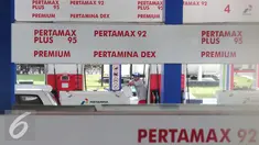 Petugas menunggu pelanggan untuk mengisi bahan bakar minyak (BBM) di SPBU di Jakarta, Selasa (29/3). PT Pertamina (Persero) mengusulkan pemerintah tidak menetapkan penurunan harga BBM terlalu besar. (Liputan6.com/Angga Yuniar)