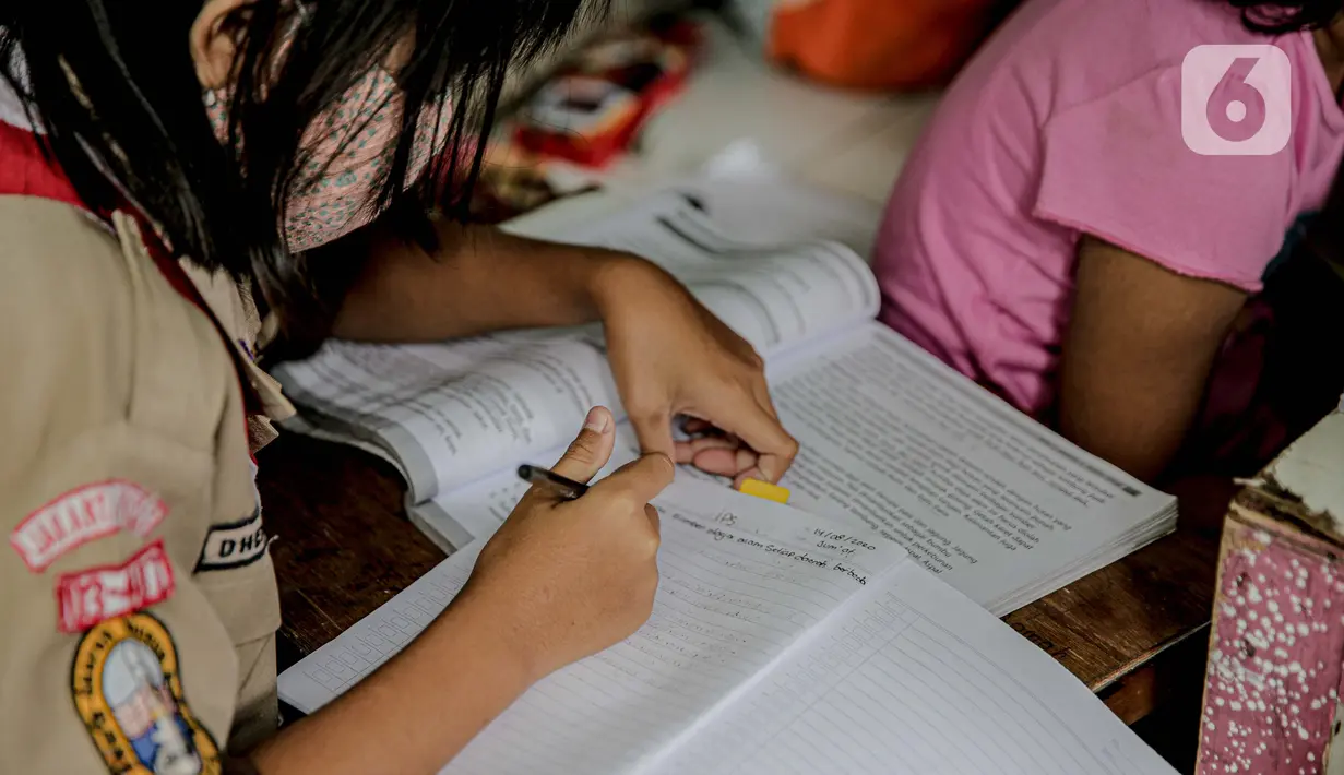 Seorang murid SD mengikuti kegiatan pembelajaran jarak jauh di sebuah pos keamanan RT 003 RW 006 Bendungan Hilir, Tanah Abang, Jakarta, Jumat (14/8/2020). Selama Covid-19, anak-anak memanfaatkan televisi yang ada untuk mengikuti pelajaran sekolah yang disiarkan TVRI. (Liputan6.com/Faizal Fanani)