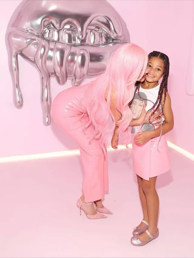 Kompak Bak Barbie, Kylie Jenner dan Stormi Webster Tampil Serba Pink di Ulang Tahun ke-10 Kylie Cosmetics