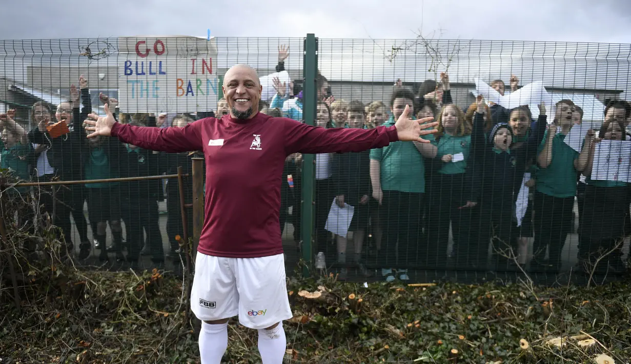 Undian berharga 5 Poundsterling itulah yang mendatangkan Roberto Carlos ke klub Bull in The Barne United, sebuah klub di kawasan Shrewsbury, Inggris. Roberto Carlos pun membela Bull dalam 1 pertandingan. (AFP/Oli Scarff)