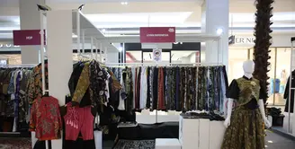 Koleksi Liyan Indonesia memiliki keunikan pada desain dan diperkuat dengan material tambahan yang menjadi daya tarik tersendiri. (foto: Adrian/Fimela.dok)