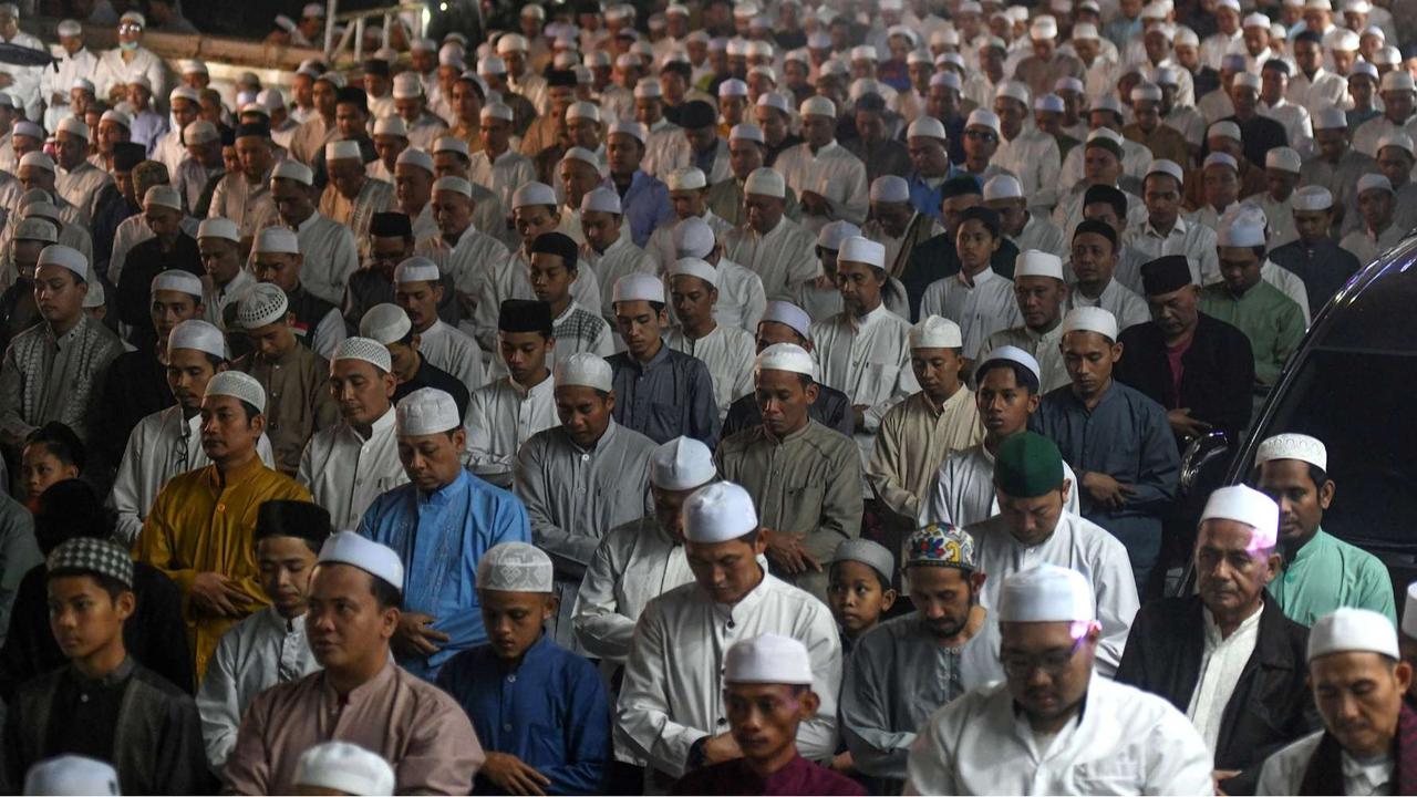 FOTO: Penampakan Ribuan Jemaah Masjid An Nur Empang Bogor Membeludak Berburu Keutamaan Malam Lailatul Qadar