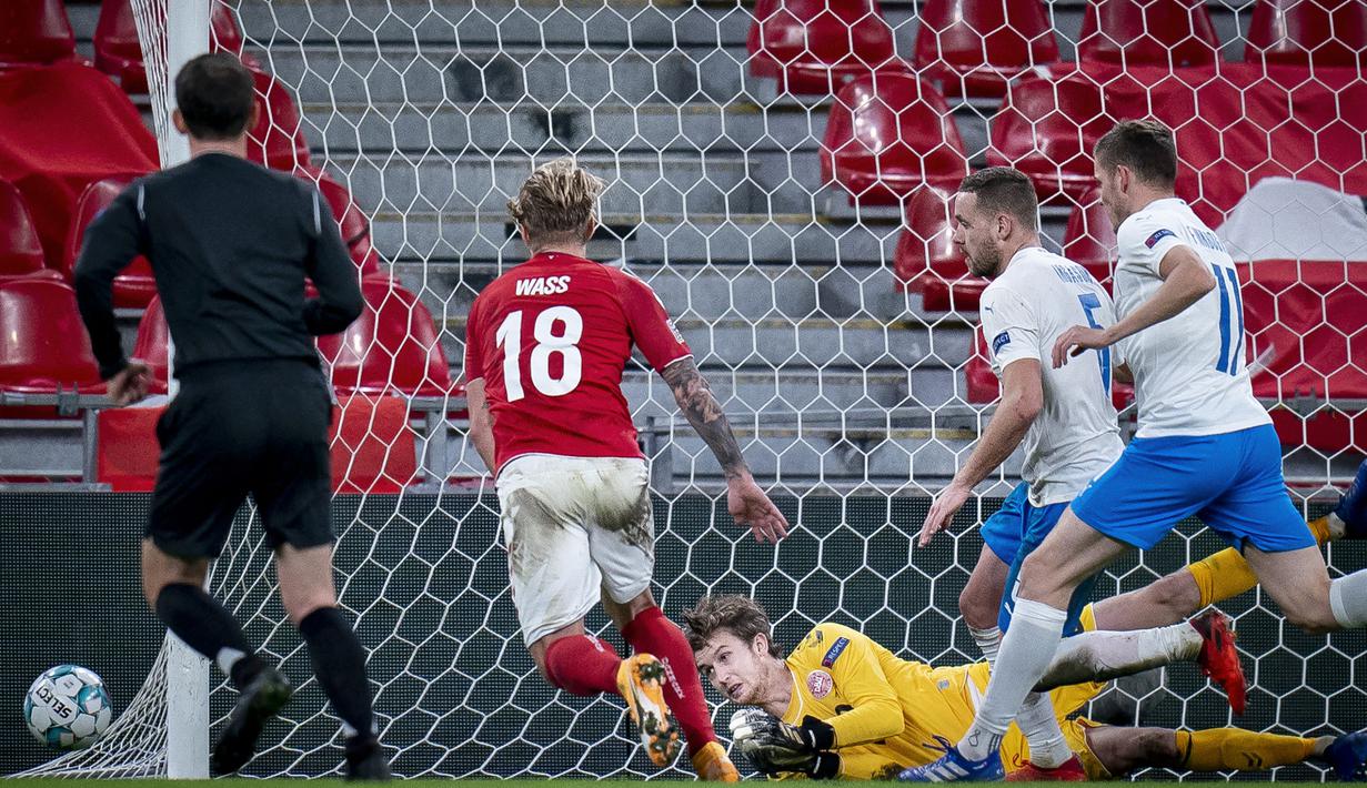 Kiper pengganti Denmark, Frederik Roennow, membuat penyelamatan dalam laga UEFA Nations League Grup A2 melawan Islandia di Parken Stadium, Copenhagen, Denmark, Senin (16/11/2020) dini hari WIB. Denmark unggul 2-1 atas Islandia. (AFP/Liselotte Sabroe/Ritzau Scanpix).