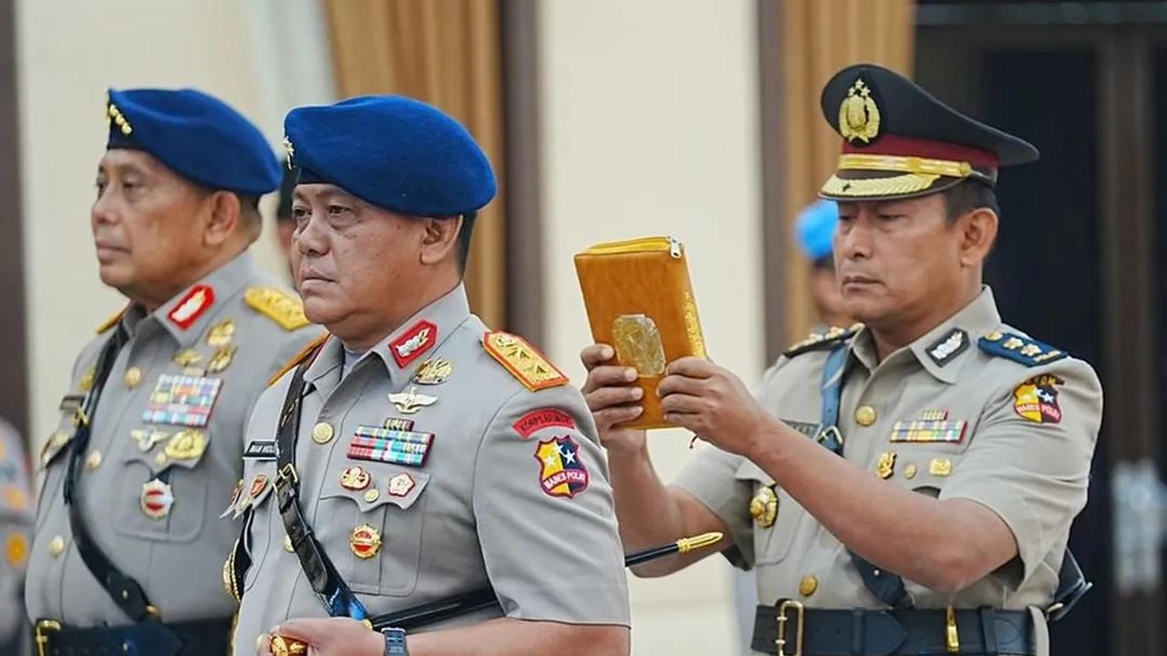 Upacara pelantikan dipimpin langsung oleh Kapolri dan diikuti sejumlah pejabat utama (PJU) Polri di Mabes Polri, Jakarta.