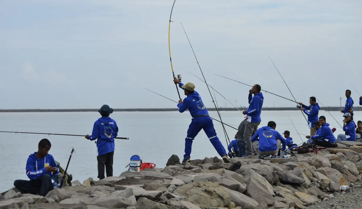 Peserta saat mengambil bagian dalam kompetisi memancing di pantai Banda Aceh (24/11/2019). Sebanyak 1.024 pemancing ikut memeriahkan Banda Aceh Fishing Tournament 2019. (AFP Photo/Chaideer Mahyuddin)