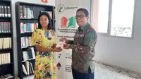 Benny Yan Pieter Siahaan, Kepala Perwakilan RI-Antananarivo (Keppri) beserta Lalatiana Rakotondrazafy Andriatongarivo, Menteri Komunikasi dan Kebudayaan Republik Madagaskar meresmikan Kamus Indonesia-Malagasy. Dok: Kemlu RI