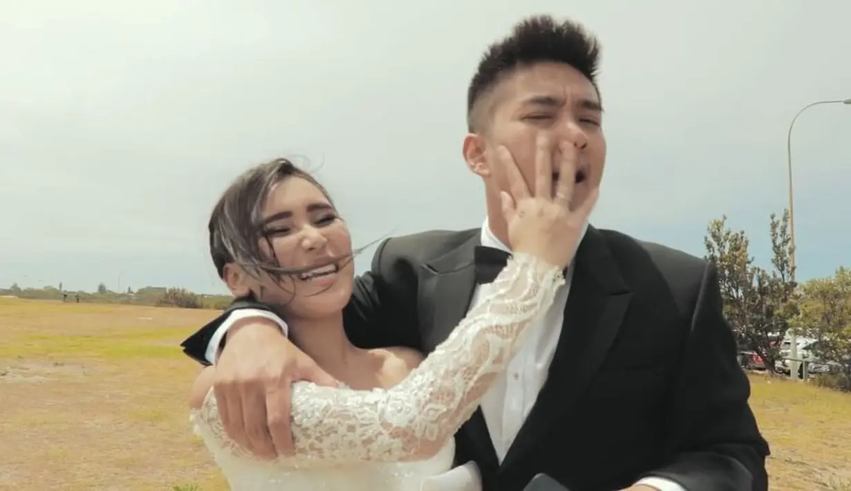 "Nggak baper, ih enak aja lu. Ya nggak lah, kalau orang nelpon kan harus diangkat,"  sambut Ayu Ting Ting tak mau kalah.  (instagram/boywilliam17)