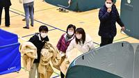 Pengungsi berlindung di gym saat gempa melanda daerah itu, di Soma, prefektur Fukushima, timur laut Jepang, Minggu (14/2/2021).  Getaran gempa terasa hingga Tokyo. (Kyodo News via AP)
