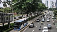Bus Transjakarta saat melintas di Jalan Jenderal Sudirman, Senayan, Jakarta Pusat, Senin (12/9/2022). PT Transjakarta mulai hari ini kembali memperpanjang jam operasional layanan menjadi 24 jam yang berlaku di 13 koridor. Kepala Divisi Sekretaris Perusahaan Transjakarta Anang Rizkani Noor mengatakan, kebijakan ini diberlakukan untuk melayani masyarakat yang masih beraktivitas hingga larut malam. (merdeka.com/Iqbal S. Nugroho)