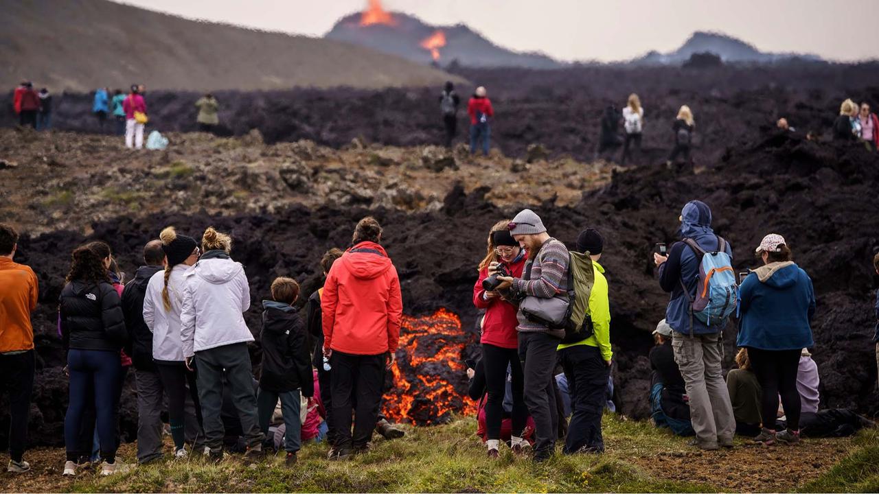FOTO: Daya Tarik Mematikan, Wisatawan Berbondong Datangi Lokasi Letusan di Islandia