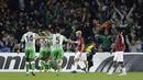Pemain Real Betis melakukan selebrasi usai sang gelandang, Lo Celsco mencetak gol saat pertandingan baru berusia 12 menit pada fase grup Liga Europa yang berlangsung di Stadion Benito Villamarin, Spanyol (9/11) AC Milan bermain imba (AFP/Cristina Quicler)