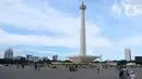 Akses transportasi yang mudah dan murah menjadikan kawasan wisata Monumen Nasional (Monas) menjadi pilihan warga bersama keluarga untuk berwisata. (Liputan6.com/Herman Zakharia)