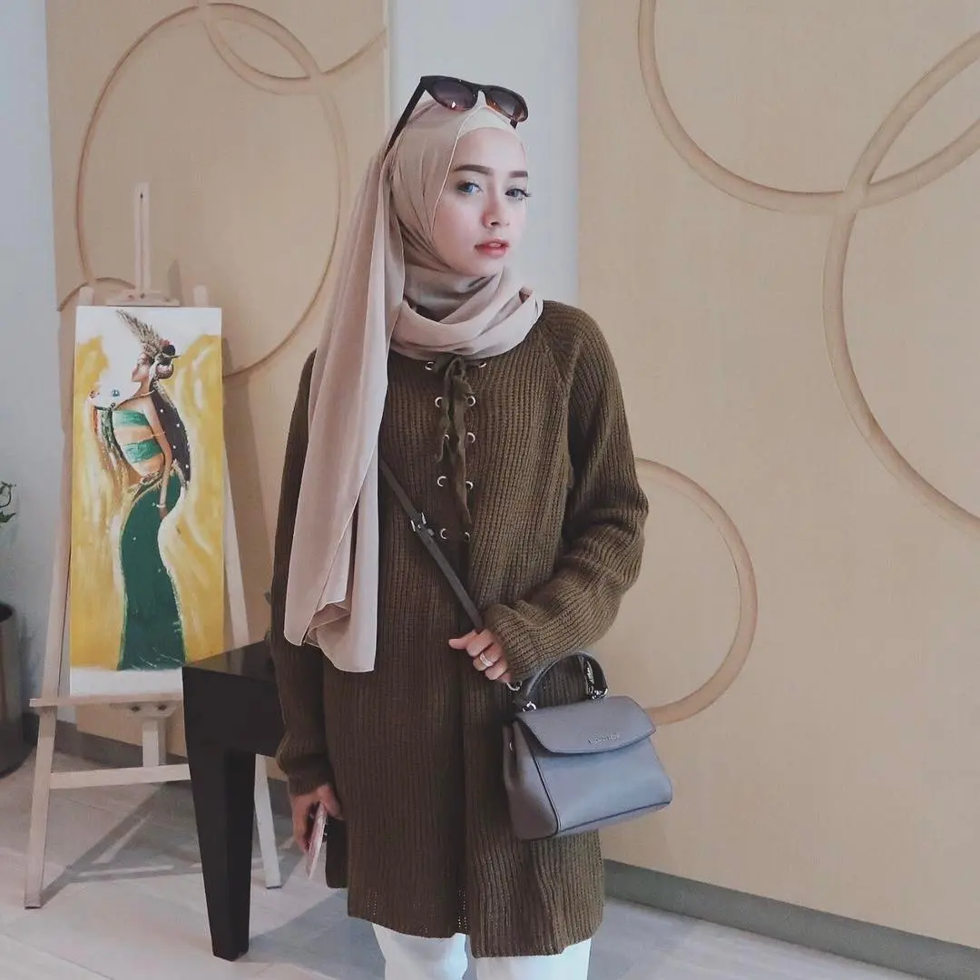 Gaya busana hijab dengan nuansa earth tone. (sumber foto: @joyagh/instagram)