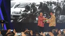 Menteri Perindustrian, Airlangga Hartarto menerima cendera mata dari Ketua Umum GAIKINDO, Yohannes Nangoi pada pembukaan GAIKINDO Indonesia International Auto Show (GIIAS) 2018 di ICE BSD, Tangsel, Kamis (2/8). (Liputan6.com/Fery Pradolo)