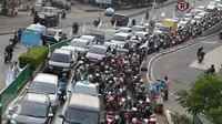 Kemacetan yang senantiasa terjadi di kawasan Tanah Abang, Jakarta, Jumat (30/9). Data Balitbang Kemen PUPR tahun 2015 menunjukkan kerugian akibat macet di Jakarta mencapai Rp65 triliun pertahun. (Liputan6.com/immanuel Antonius)