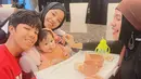 Lenggogeni Faruk dari keluarga Gen Halilintar saat bersama cucunya, Ameena Hanna Nur Atta, putri dari Atta Halilintar dan Aurel Hermansyah. (Instagram @genifaruk)