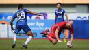 <p>Pemain Persija Jakarta, Michael Krmencik (kanan) berebut bola dengan pemain PSIS Semarang, Delfin Rumbino pada laga lanjutan BRI Liga 1 2022/2023 di Stadion Wibawa Mukti, Cikarang, Kamis (16/03/2023). (Bola.com/Bagaskara Lazuardi)</p>