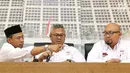 Ketua KPU, Arief Budiman (tengah) saat rilis Caleg Berstatus Mantan Terpidana Korupsi pada Pemilu 2019 di Jakarta, Rabu (30/1). Hal ini berdasarkan ketentuan pasal 182 dan 240 UU Nomor 7 tahun 2017. (Liputan6.com/Helmi Fithriansyah)
