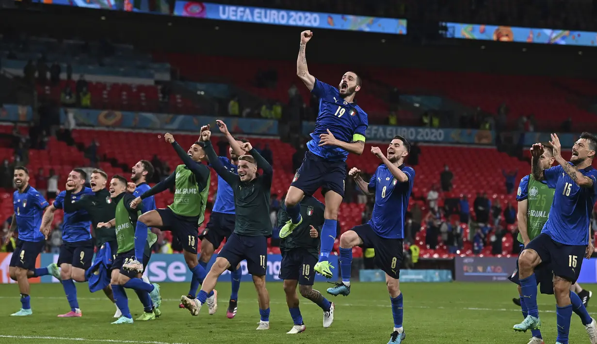 Skor 2-1 bertahan hingga peluit akhir pertandingan dibunyikan. Italia sukses lolos ke babak perempat final Euro 2020 menunggu pemenang antara Belgia melawan Portugal. (Foto: AP/Pool/Ben Stansall)