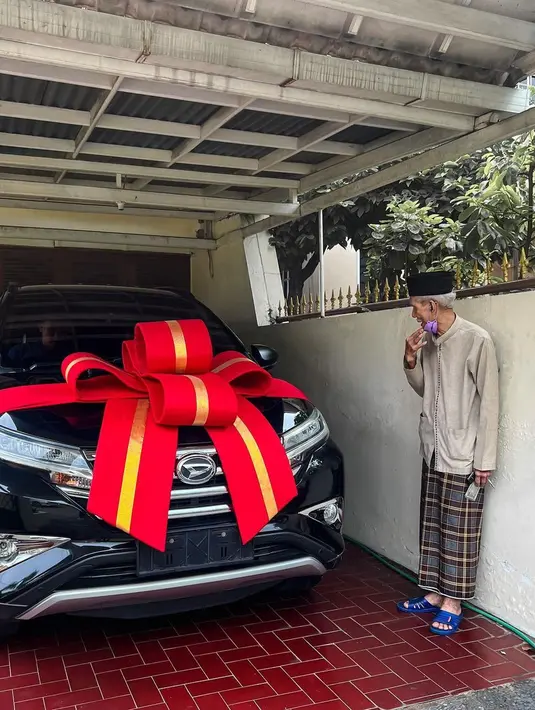 Sang kakek memandangi mobil mewah pemberian cucunya di garasi rumah. (Foto: Instagram/ attahalilintar)