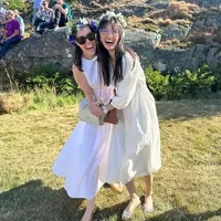 Usai Swiss, kini ia tengah berada di Swedia sembari merayakan festival Midsommar bersama para sahabat. [Foto: IG/ralineshah].