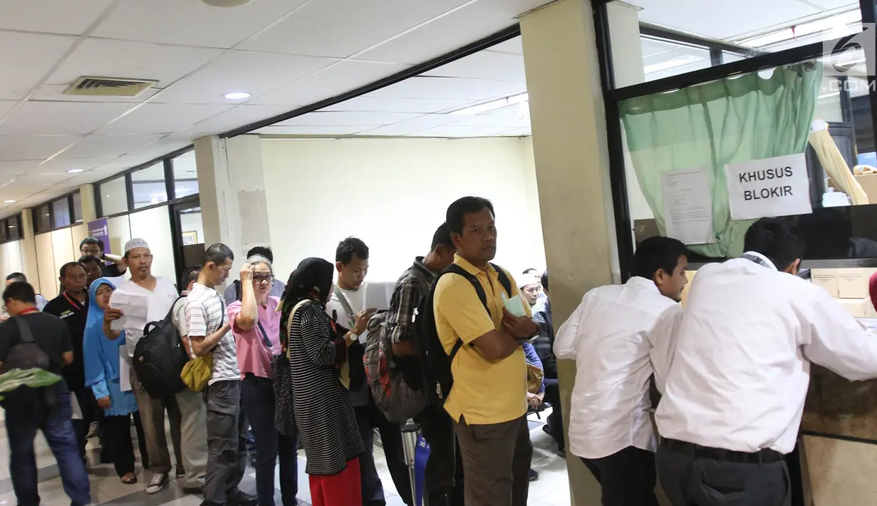 Warga antre mengurus pembayaran pajak kendaraan di Ditlantas Polda Metro Jaya, Jakarta, Senin (31/7). Pemutihan denda pajak tersebut diberlakukan sejak 19 Juli lalu hingga 31 Agustus 2017. (Liputan6.com/Immanuel Antonius)