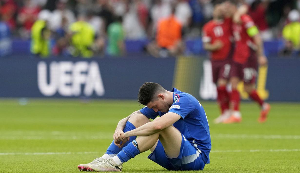 Pemain Italia,Alessandro Bastoni, tertudnuk lesu setelah ditaklukkan Swiss pada babak 16 besar Euro 2024 di Olympiastadion Berlin, Sabtu (29/6/2024). (AP Photo/Antonio Calanni)