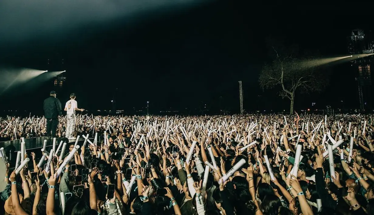 Ribuan orang memadati Rose Bowl Stadium di Los Angeles pada 6-7 November 2021, menikmati HITC yang digelar kembali setelah sempat tertunda pandemi. (Instagram @88rising)