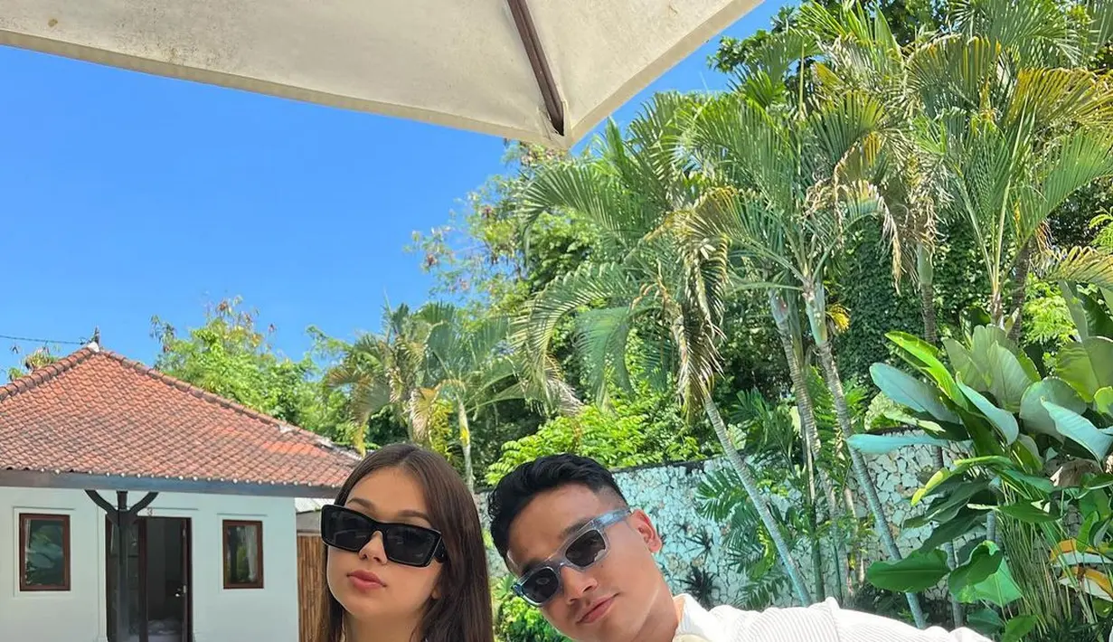 Selain busana, keduanya juga kerap tampil kompak pakai aksesori yang sama. Enggak heran kerap disebut couple goals oleh netizen. @rklopperr/@fadlyfsl_.