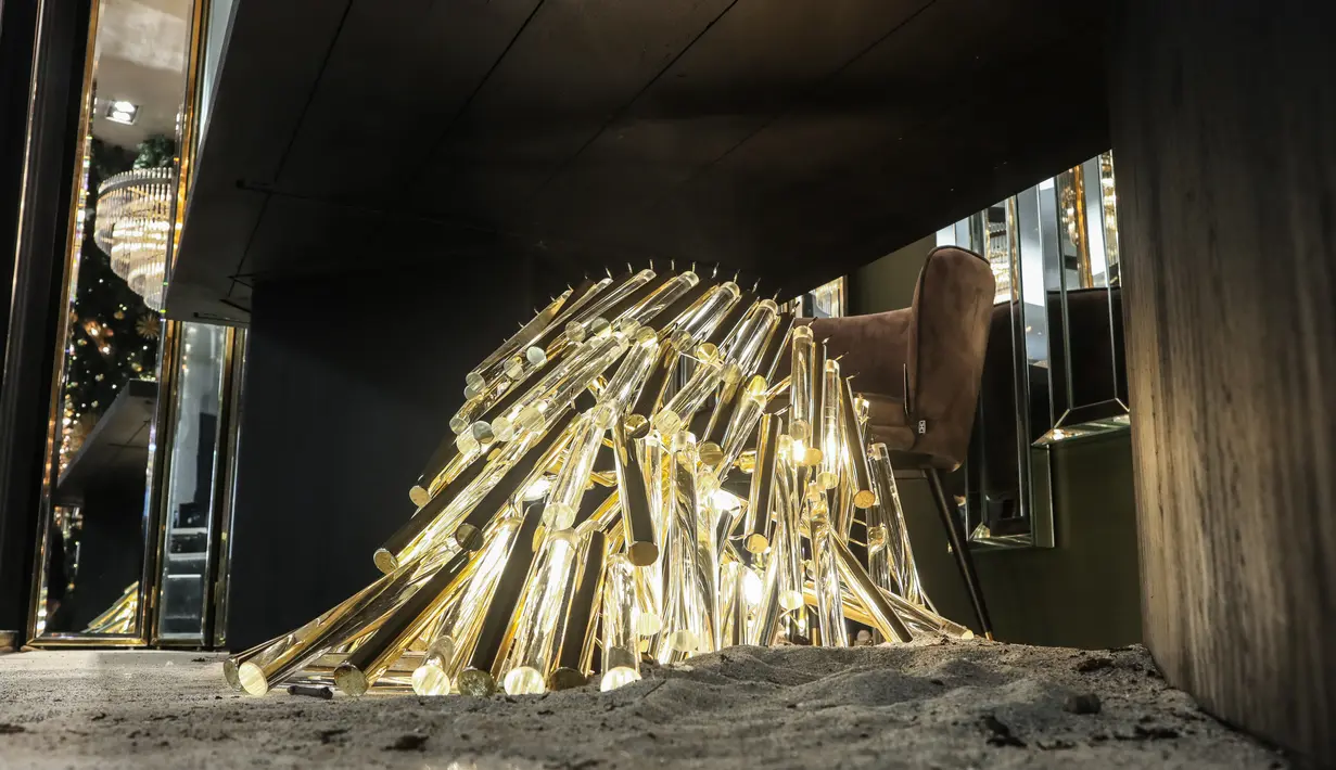 Ronald mengawalinya dengan cerita semua orang yang selama ini tetap menjaga harapan dalam simbol cahaya yang terang berlatar cermin yang reflektif meskipun pasir
menandai kegersangan dan kesulitan yang ada.