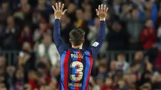 Bek Barcelona, Gerard Pique melambaikan tangan kepada fans di akhir pertandingan melawan Almeria di stadion Camp Nou di Barcelona, Spanyol, Minggu (6/11/2022). Di pertandingan terakhirnya ini, Gerard Pique membawa Barcelona menang atas Almeria 2-0. (AP Photo/Joan Monfort)