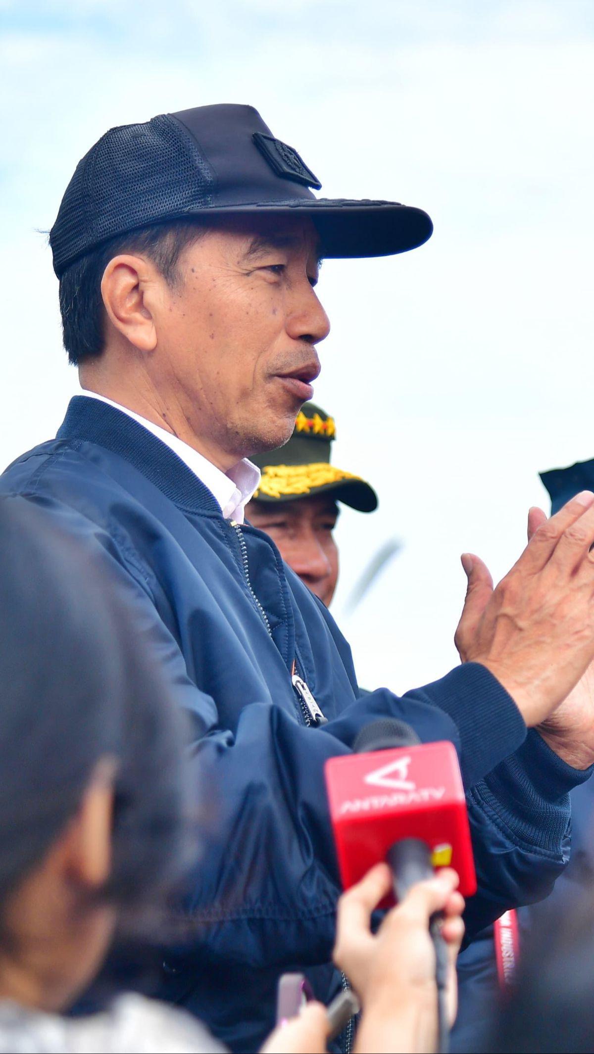 Momen ketika Jokowi mengungkapkan bahwa presiden boleh berkampanye dan memihak salah satu calon di Pilpres 2024 seusai acara penyerahan tiga pesawat tempur kepada TNI di Lanud Halim Perdanakusuma, Jakarta, Rabu (24/1/2024).&nbsp;Foto: Setpres RI