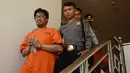 Mohd Husaini Jaslee usai konferensi pers menyusul penahanannya di kantor pabean di Bandara Ngurah Rai, Denpasar (4/10). Jaslee ditangkap di Bali setelah membawa pil ekstasi di dalam tas laptopnya di bandara internasional. (AFP Photo/Sonny Tumbelaka)