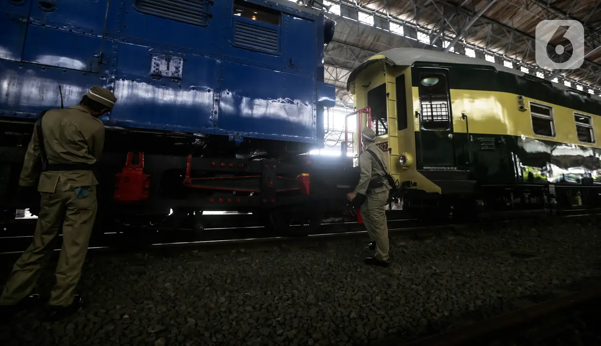 Rangkaian kereta Djoko Kendil berhenti di Stasiun Jakarta Kota dalam kegiatan Kereta Bersejarah Menyapa, Rabu (17/8/2022). Selain untuk memperlihatkan kereta bersejarah yang beroperasi pada era kolonial Belanda di tahun 1925, kegiatan tersebut juga bertujuan untuk memperingati HUT ke-77 Kemerdekaan Republik Indonesia. (Liputan6.com/Faizal Fanani)