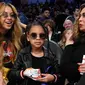 Gaya penyanyi Beyonce dan putrinya Blue Ivy Carter saat menonton pertandingan NBA All-Star Game 2018 di Staples Center di Los Angeles, California, AS (18/2). (AP Photo/Chris Pizzello)