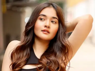 Pemilik nama lengkap Jasmine Elfira Burhan Suratie mulai debut di dunia akting sejak tahun 2016. Dalam beberapa tahun terakhir ini ia pun sudah banyak bermain FTV hingga sinetron. Selain itu ia pun sudah dua kali bermain film berjudul Imperfect dan Geez & Ann.   (Liputan6.com/IG/@jasmineelfirabs)