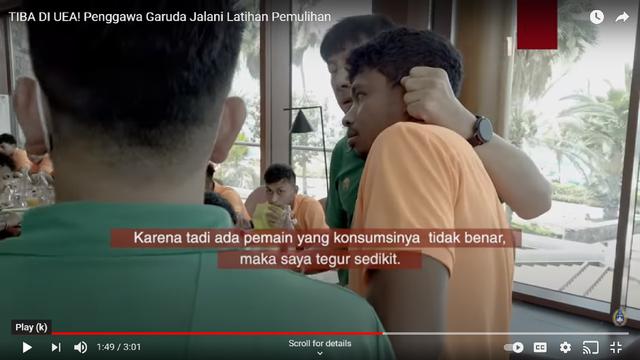 Pelatih Timnas Indonesia, Shin Tae-yong, menjewer pemainnya, Rifad Marasabessy.