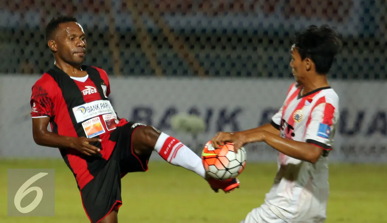 Gelandang Persipura Yohanes F Pahabol berebut bola dengan bek Persija Novri Setiawan saat laga perdana Torabika Soccer Championship presented by IM3 Ooredoo di Stadion Mandala Jayapura,Papua, Jumat (29/4/2016). (Liputan6.com/Helmi Fithriansyah)