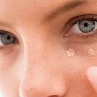 Sepele, sih, tapi percaya, deh, cara-cara berikut ini bikin Concealer kamu tahan lama. (Sumber foto: purewow.com)