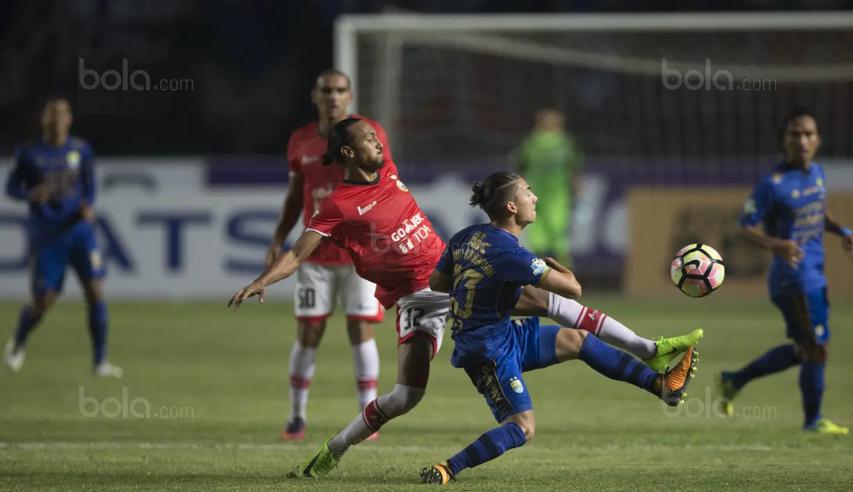 Gelandang Persija, Rohit Chan, berebut bola dengan gelandang Persib, Kim Kurniawan, pada laga Liga 1 di Stadion GBLA Bandung, Jawa Barat, Sabtu (22/7/2017). Kedua klub bermain imbang 1-1. (Bola.com/Vitalis Yogi Trisna)