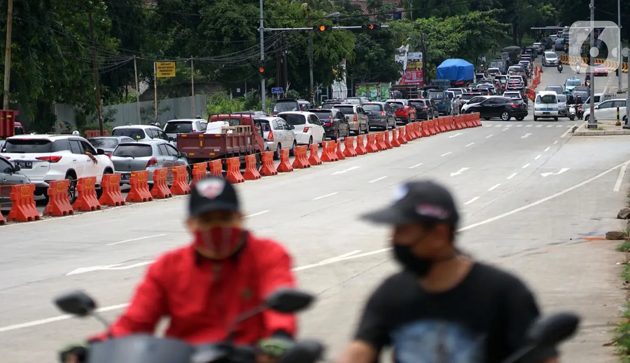 Kondisi lalu lintas di Jalan Raya Sawangan, Depok, Jawa Barat, Sabtu (28/11/2020). Pelaksanaan pembebasan lahan dan pembangunan jalan nasional tersebut akan dikerjakan Kementerian Pekerjaan Umum dan Perumahan Rakyat (PUPR). (Liputan6.com/Immanuel Antonius)