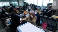 Sejumlah Pegawai Negeri Sipil (PNS) Pemerintahan Provinsi DKI Jakarta melakukan aktivitas kerja pertama usai libur Lebaran di Balai Kota, Jakarta, Senin (3/7). (Liputan6.com/Gempur M Surya)
