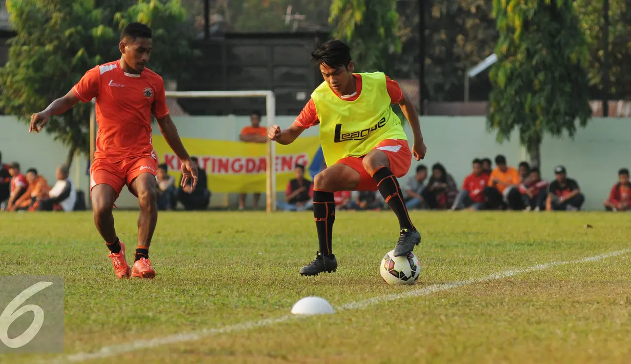 Pesepakbola Persija, Ramdani Lestaluhu (kiri) menghalangi pergerakan rekan setimnya saat latihan di Markas Yon Zikon 14, Jakarta, Senin (24/8/2015). Persija kembali berlatih untuk menghadapi turnamen Piala Presiden 2015. (Liputan6.com/Helmi Fithriansyah)