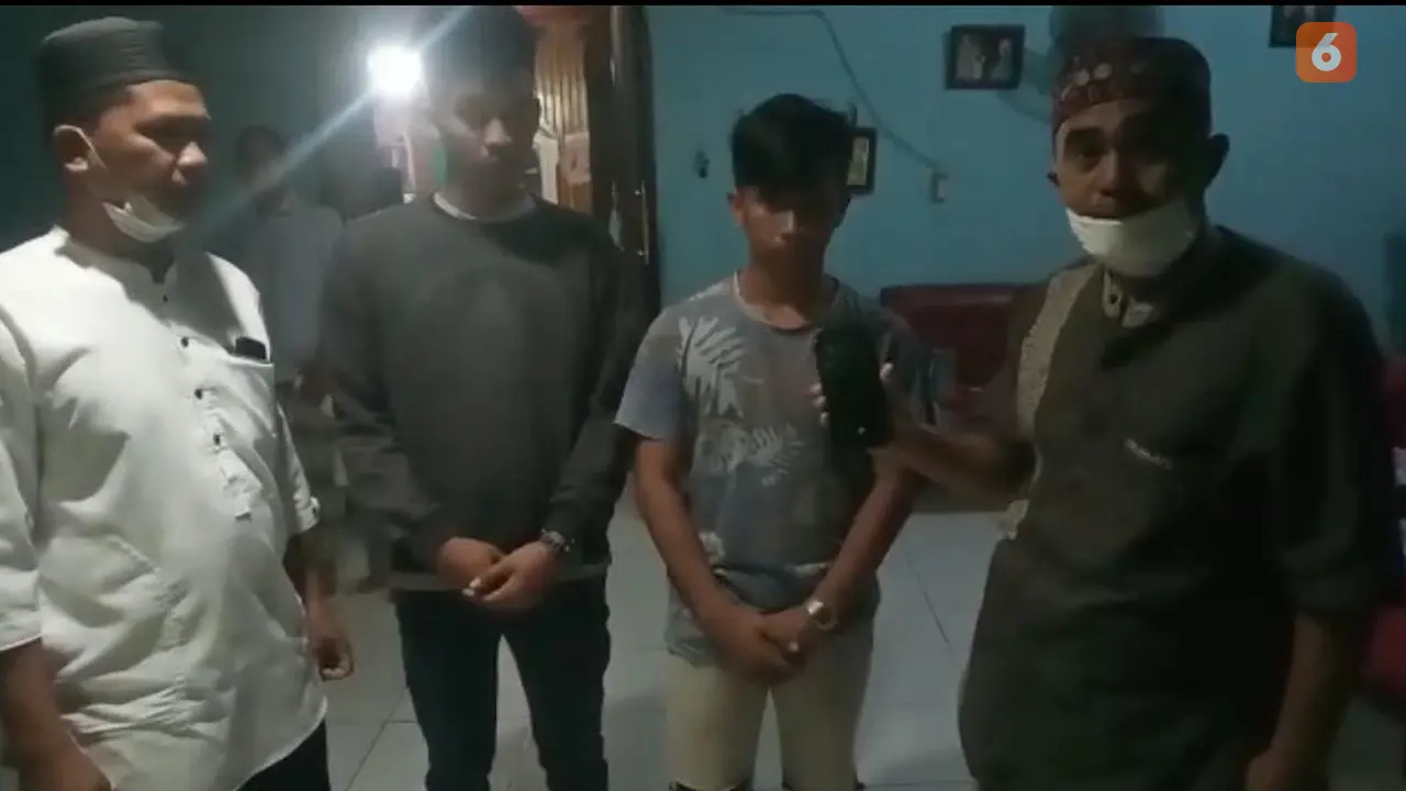 Polisi tangkap dua pemuda yang suruh bocah tenggak miras hingga mabuk (Fauzan/Liputan6.com)