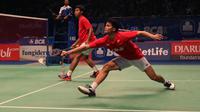 Angga Pratama/Ricky Karanda Suwardi saat berlaga pada turnamen BCA Indonesia Open 2016  di Istrora Senayan, Jakarta, Rabu (1/6/2016). Angga/Ricky kalah 14-21, 9-21. (Bola.com/Nicklas Hanoatubun)