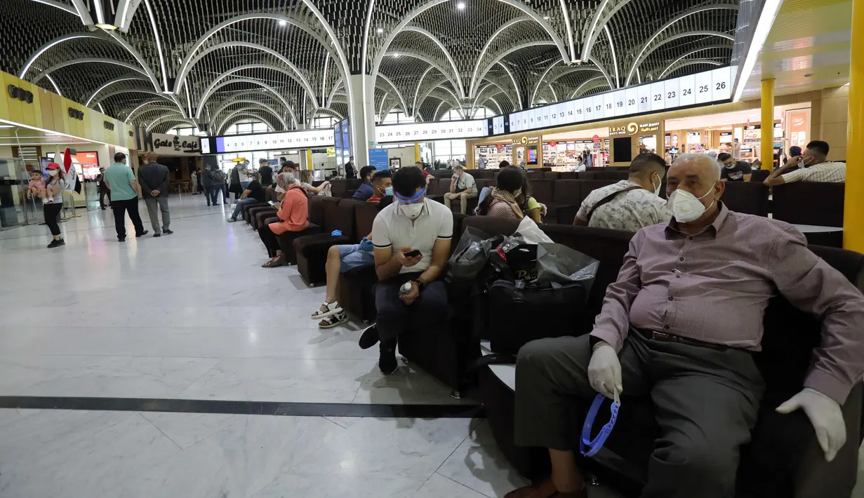 Para penumpang yang mengenakan masker menunggu penerbangan di Bandara Internasional Baghdad di Baghdad, Irak, 23 Juli 2020. Otoritas Penerbangan Sipil Irak membuka kembali penerbangan internasional reguler pada Kamis (23/7), kendati total infeksi COVID-19 di negara itu mencapai 102.226. (Xinhua)