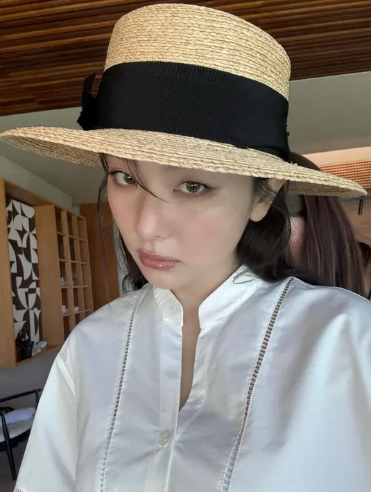 Mengenakan topi pantai jerami coklatnya, Seulgi memadukannya dengan atasan putih. [@hi_sseulgi]