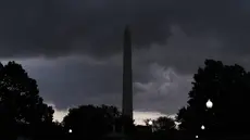 Awan badai menggelapkan langit di atas Monumen Washington, Senin, 7 Agustus 2023, di Washington. (AP Photo/Jacquelyn Martin)
