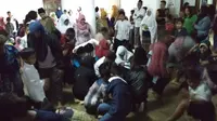 Maulid Nabi, 500 anak Berebut Uang Receh Rp 5 Juta di Masjid Kediri. (Liputan6.com/Dian Kurniawan)