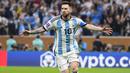 <p>Pemain Timnas Argentina, Lionel Messi melakukan selebrasi setelah mencetak gol pertama Argentina melalui eksekusi penalti ke gawang Timnas Prancis dalam laga final Piala Dunia 2022 di Lusail Stadium, Lusail, Qatar, Minggu (18/12/2022) malam WIB. (AP Photo/Manu Fernandez)</p>